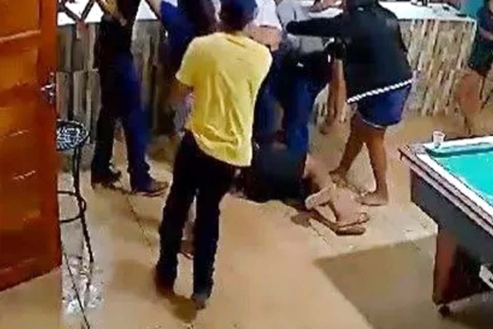 Homem Embriagado é Esfaqueado Durante Bebedeira em Distrito