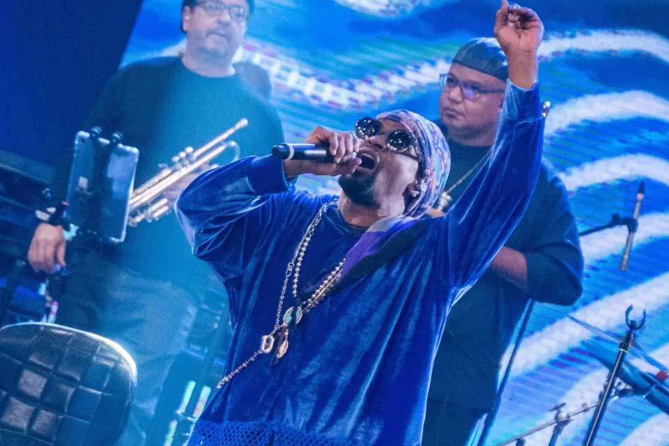 “Quis homenagear as mulheres”: após críticas, Toni Garrido explica mudança em música