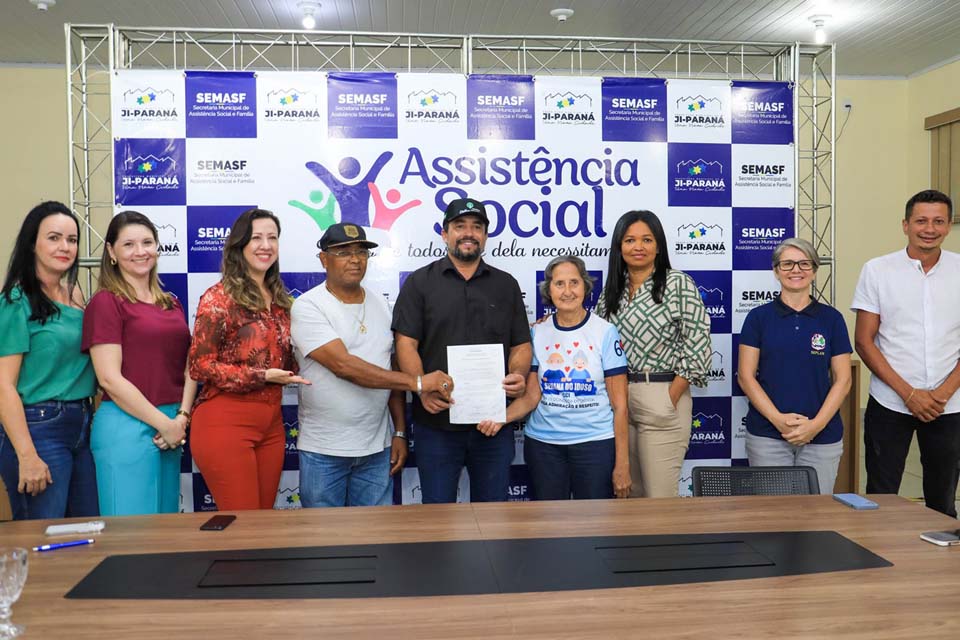 Prefeito Isaú Fonseca assina ordem de serviço para reforma do CCI