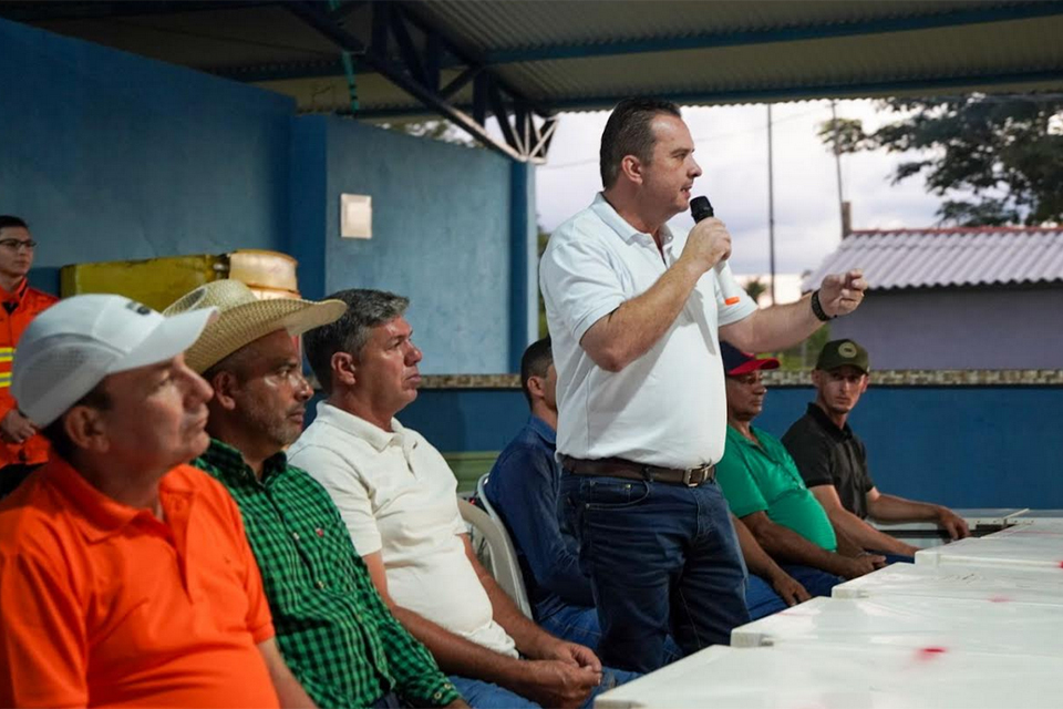 Deputado Luís do Hospital entrega retroescavadeira a produtores de leite de Tarilândia