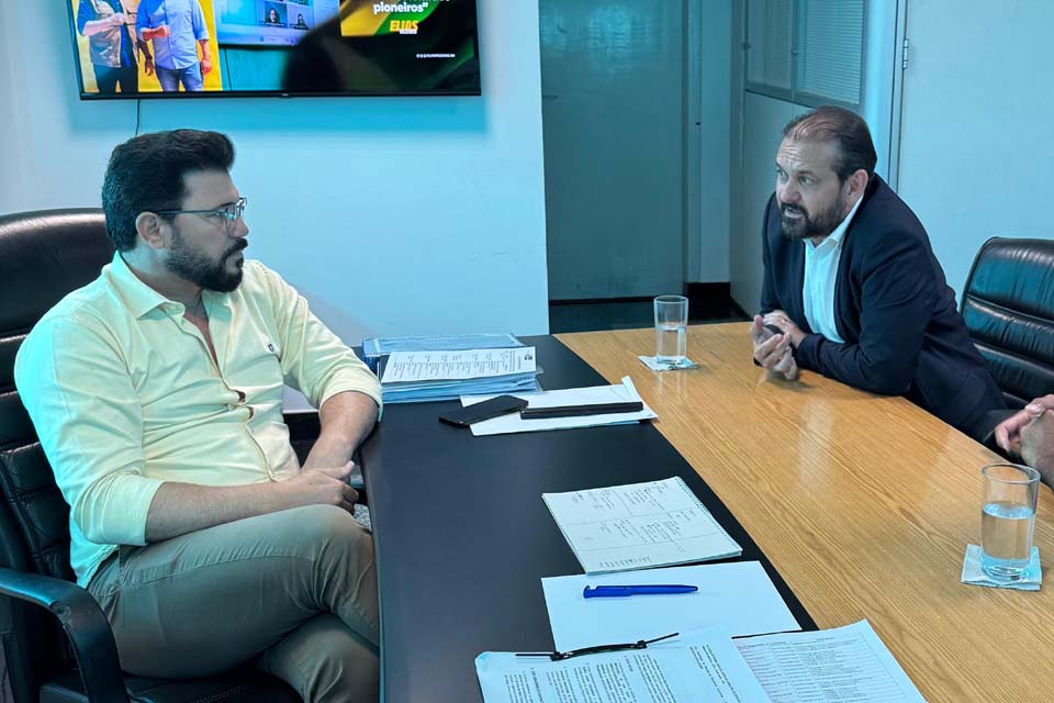 Laerte Gomes cobra agilidade em convênio para recuperação de asfalto em Ji-Paraná