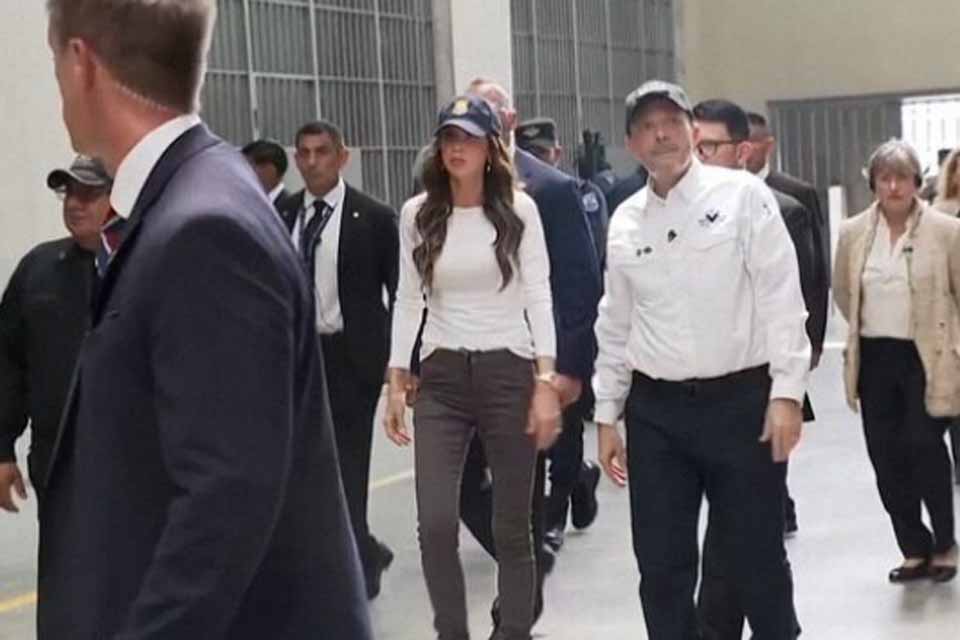 Secretária de Trump visita megaprisão de El Salvador e promete caçar ilegais nos EUA: 