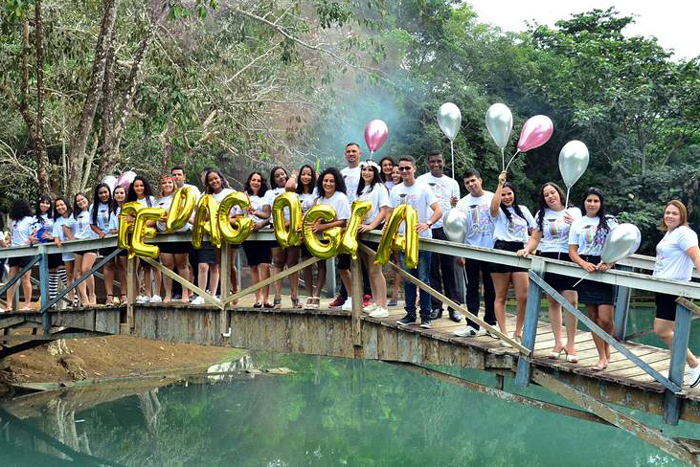 Rondônia: Ponte desaba durante fotos para formatura