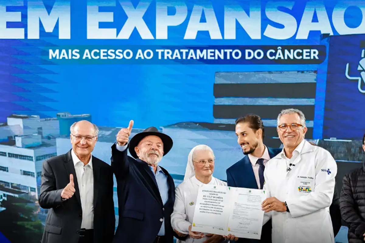 Lula entrega aparelhos de radioterapia em São Paulo