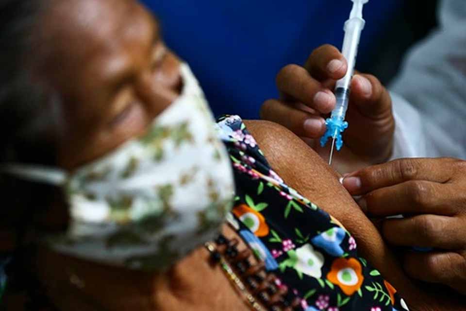 Fake news enviadas por lideranças religiosas no WhatsApp afetaram vacinação de indígenas em Rondônia, reconhece Funai