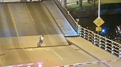 Ciclista escapa ileso após cair em vão de ponte