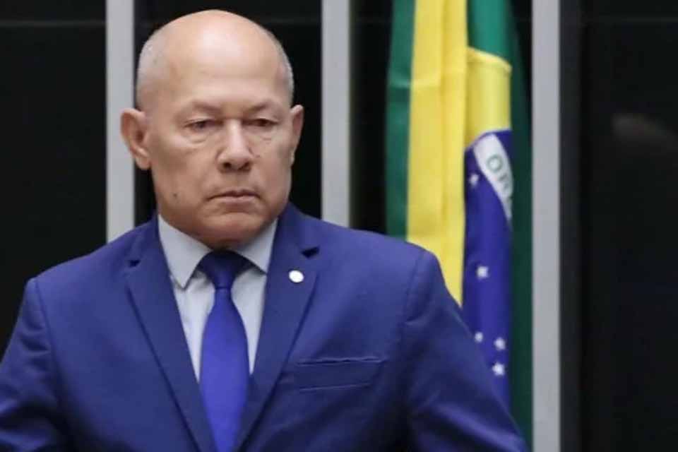 Após virar chacota nacional, Coronel Chrisóstomo exonera companheira e parentes do gabinete na Câmara