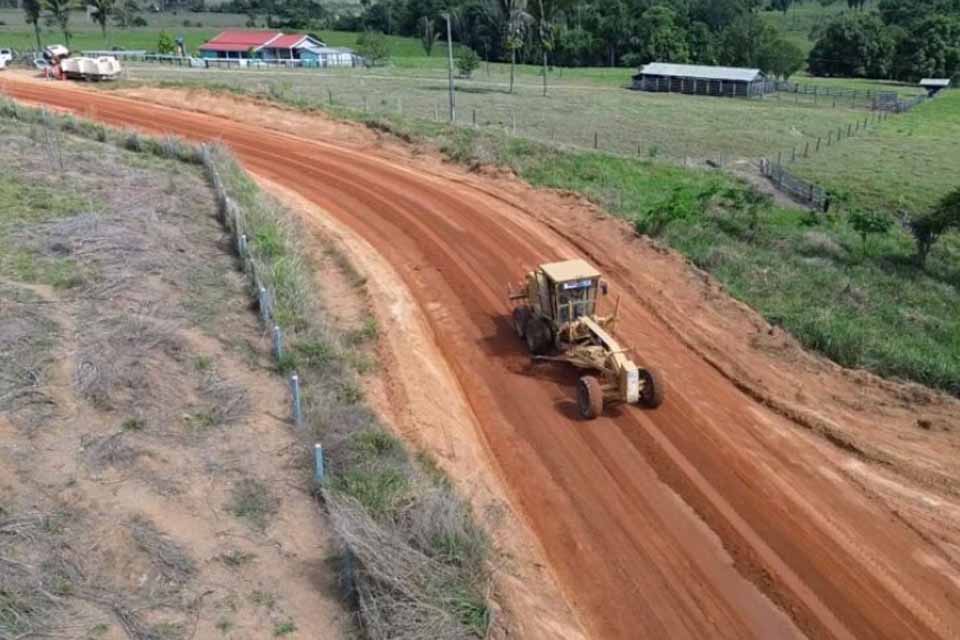 Governo realiza manutenção na RO-408 entre Campo Novo e o distrito de Jacilândia