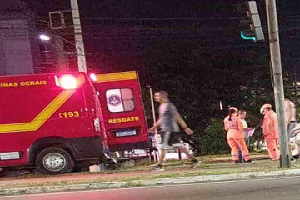 Homem acusado de roubo é surrado por populares em parada de ônibus