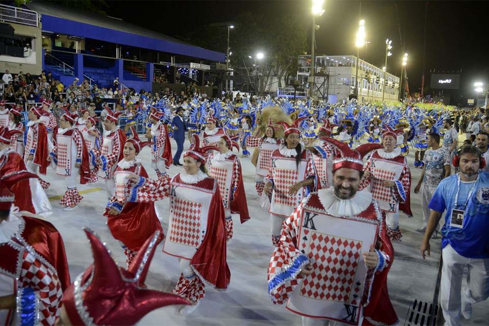 Primeiro dia de desfiles no Sambódromo tem acidente e atrasos