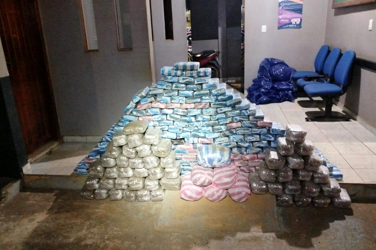 PM apreende 257 kg de maconha após troca de tiros na BR-429 