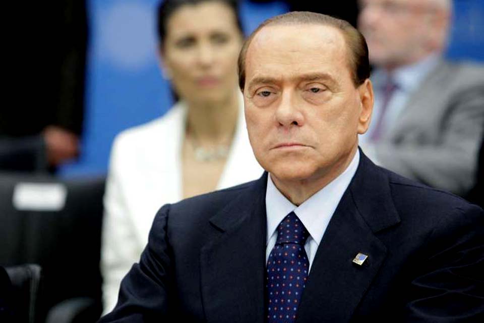 Berlusconi é internado em Milão depois de testar positivo para covid-19
