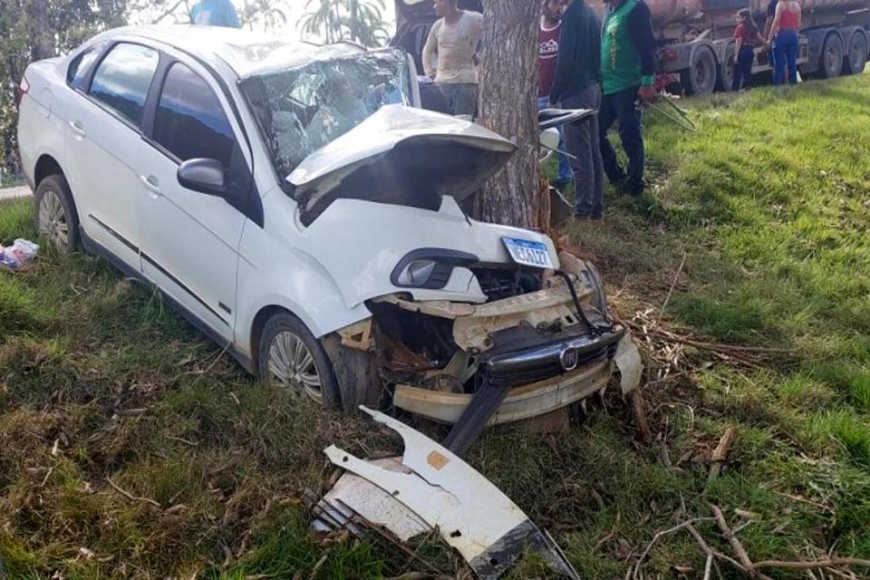 Casal fica ferido após carro sair da pista e colidir com árvore na RO-133