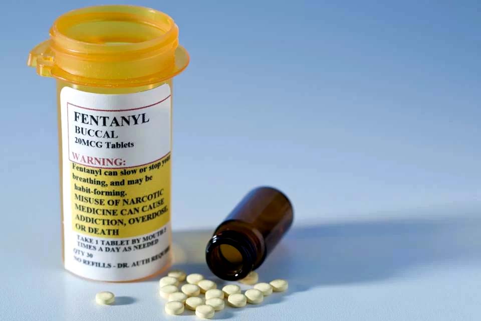 Overdose de fentanil mata quase 300 pessoas por dia no Estados Unidos