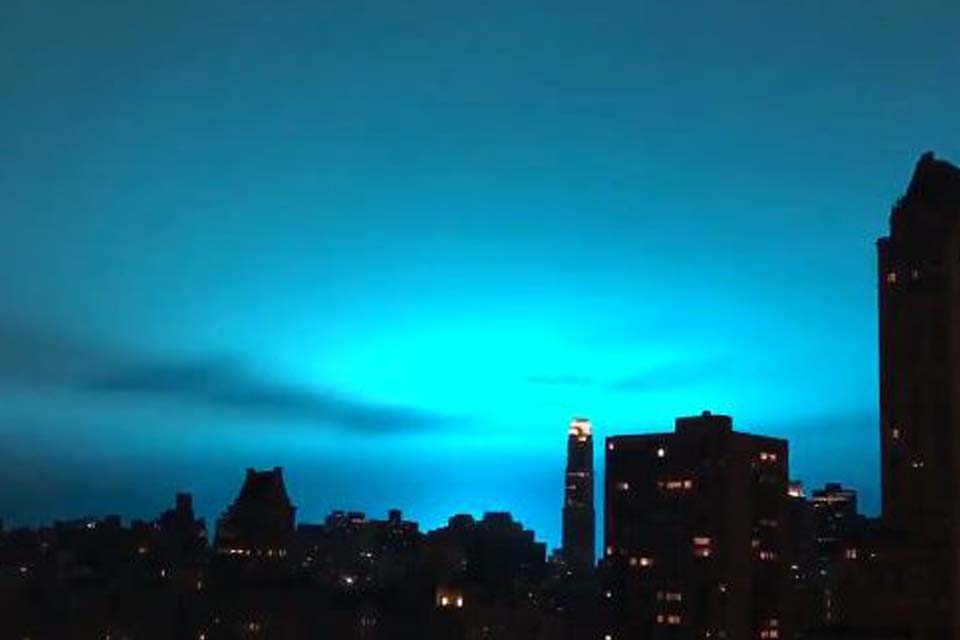 Explosão ilumina o céu de Nova Iorque e assusta moradores