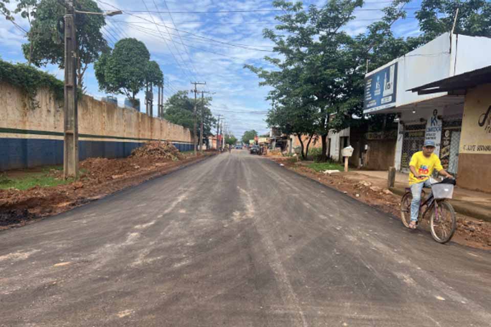 Prefeitura avança com obras de drenagem profunda e pavimentação na avenida Raimundo Cantuária, zona Leste da capital