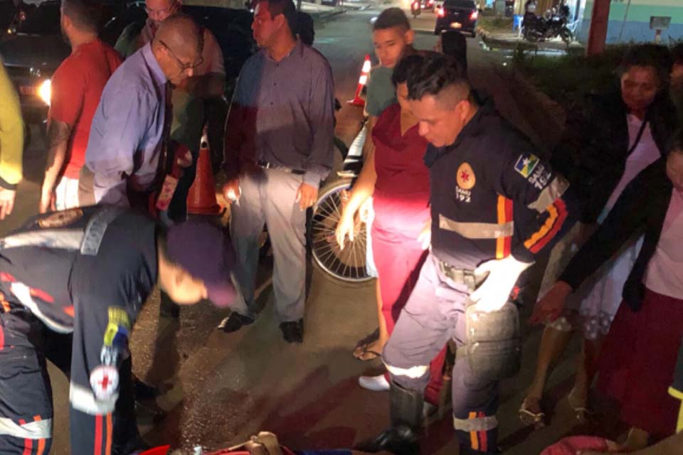 Criança de bicicleta fica ferida após ser atropelada por moto 