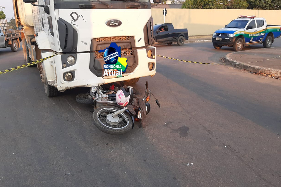 Motociclista é socorrida com fratura ao colidir contra Caminhão da Prefeitura 