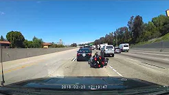 Motociclista sofre acidente ao tentar desviar de carro