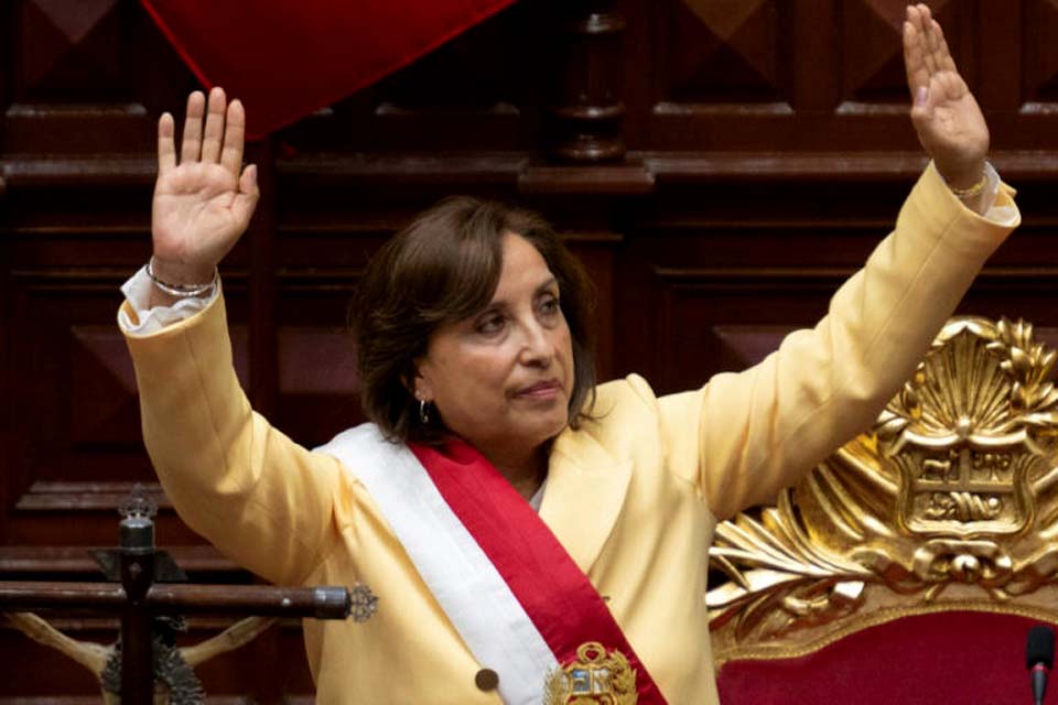 Nova presidente do Peru tenta formar governo após destituição de Castillo