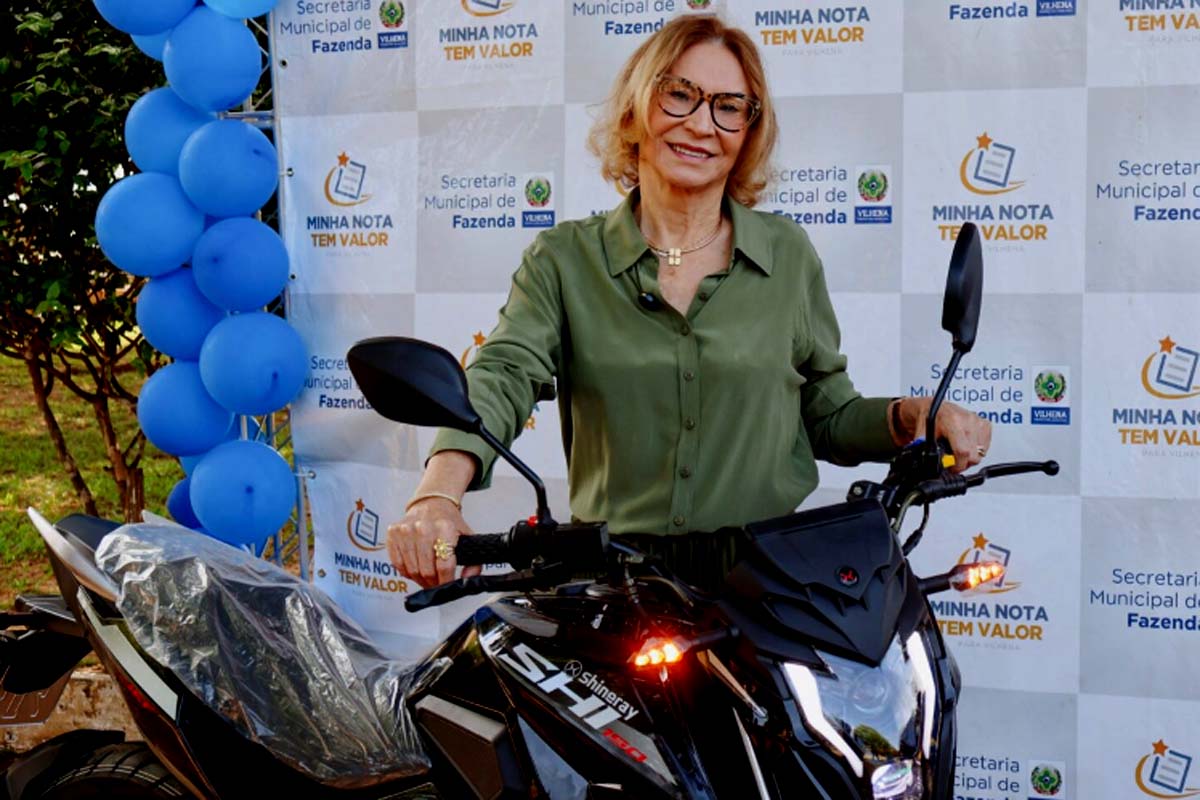 Prefeitura entrega segunda moto 0 km sorteada pelo programa Minha Nota Tem Valor