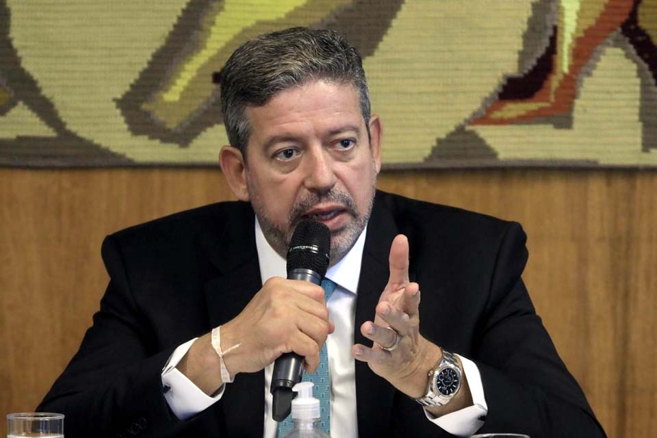 Lira confirma para hoje votação de texto que facilita compra de vacina