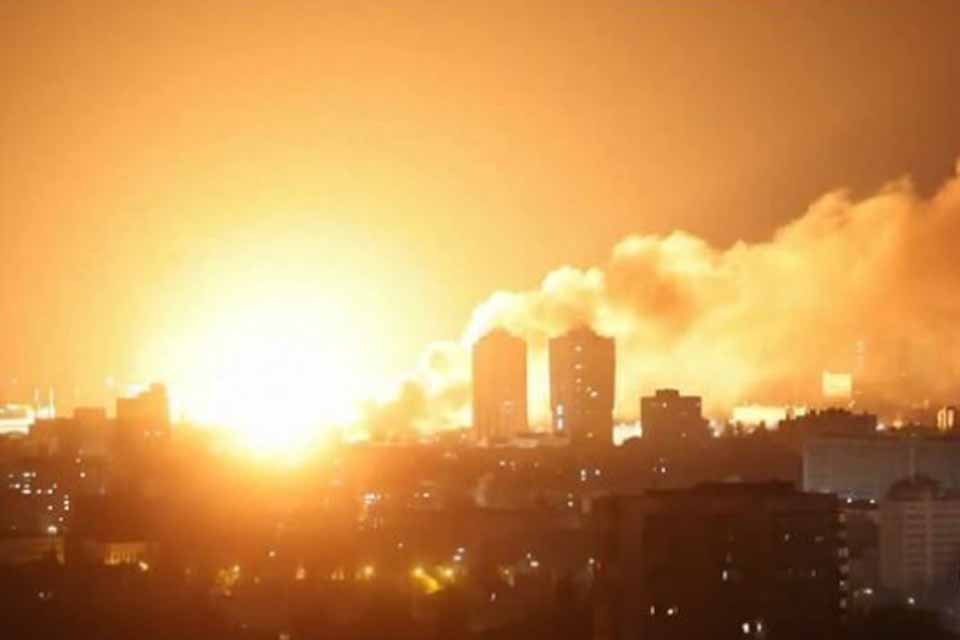 Rússia faz mega-ataque contra Kiev, e Ucrânia atinge porto russo