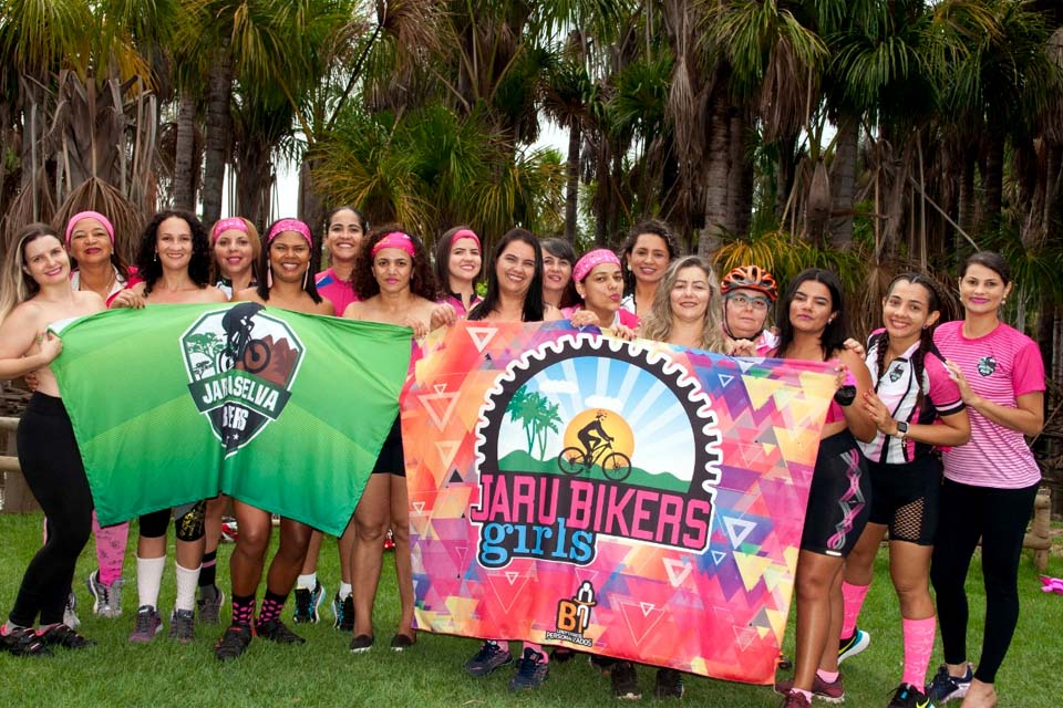 Ciclistas realizam ensaio fotográfico e arrecadam alimentos para Hospital de Amor Amazônia