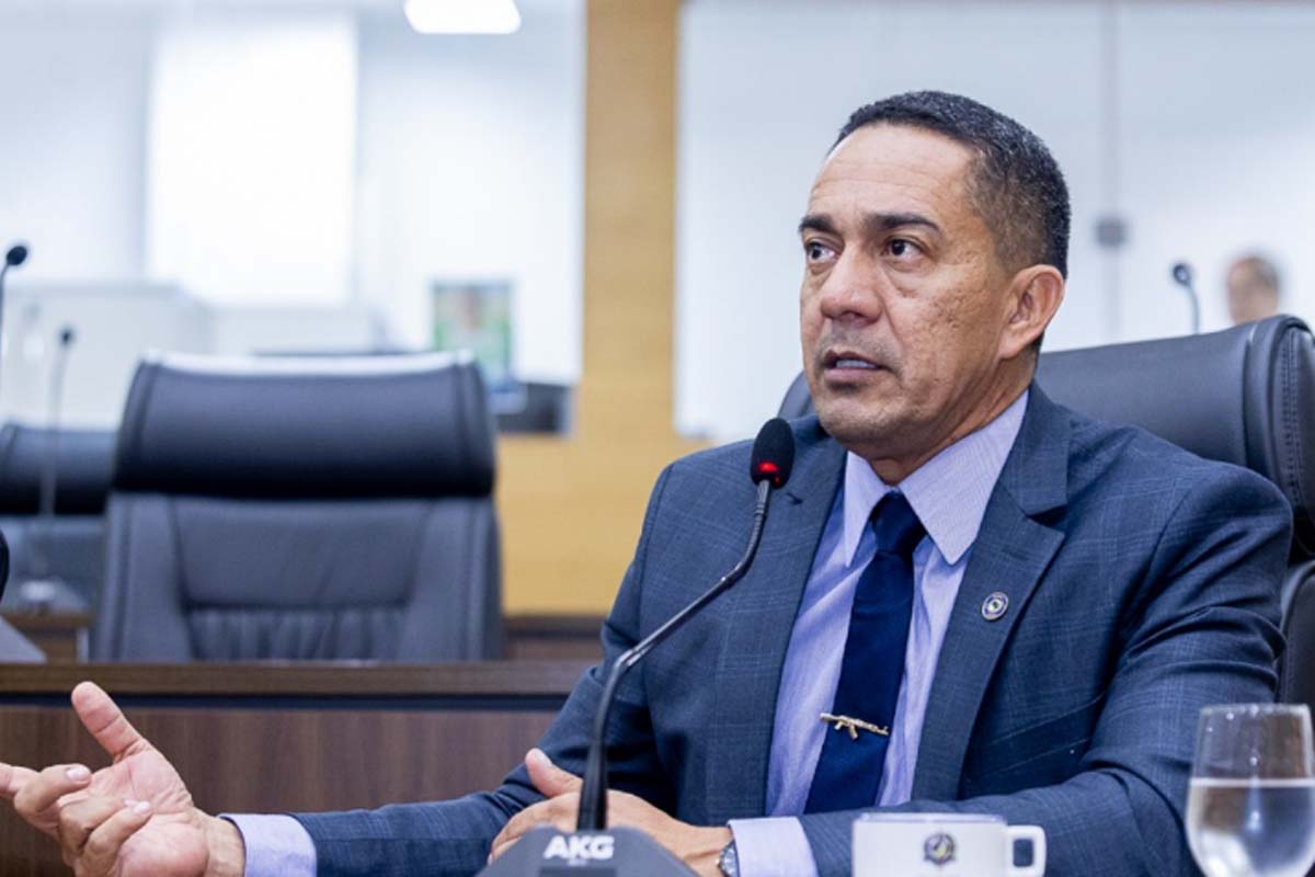 Eyder Brasil garante por lei espaço para artistas rondonienses nas rádios e nos palcos