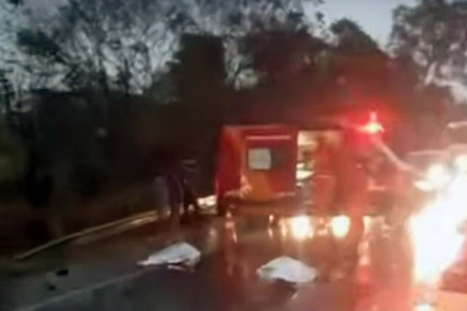 Colisão frontal entre moto e carro deixa dois mortos na BR-364