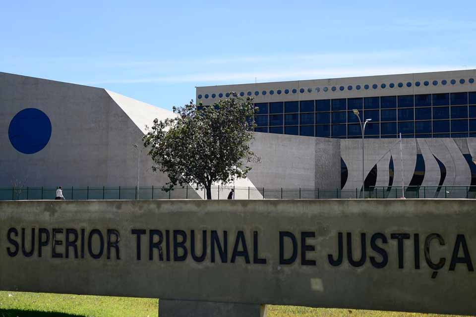 STJ aplica a nova lei de improbidade e absolve ex-deputado federal acusado de nomear servidores em benefício da sua campanha