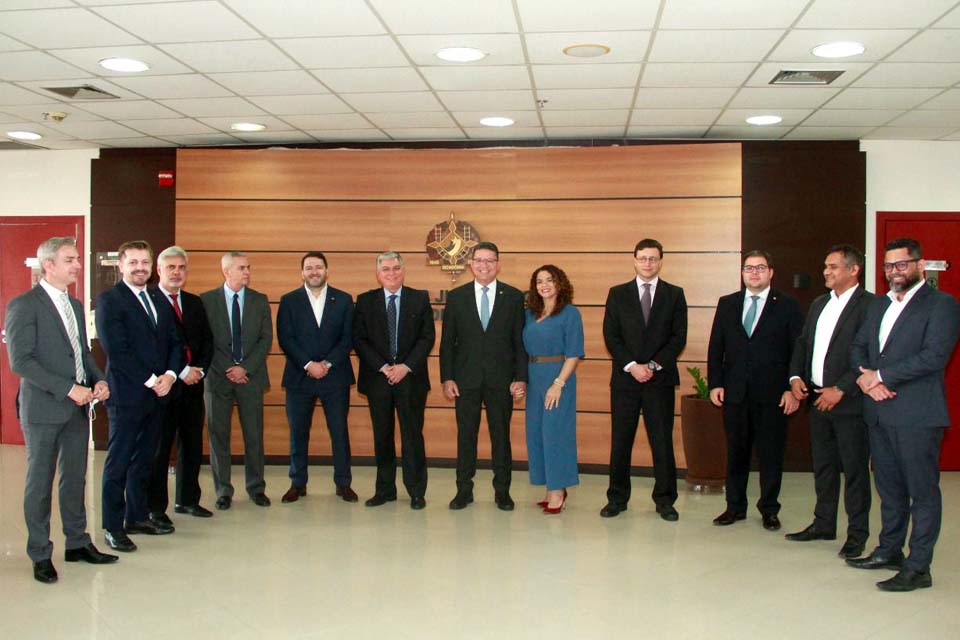 Presidente da Assembleia Legislativa participa de encontro entre chefes de poderes e de instituições