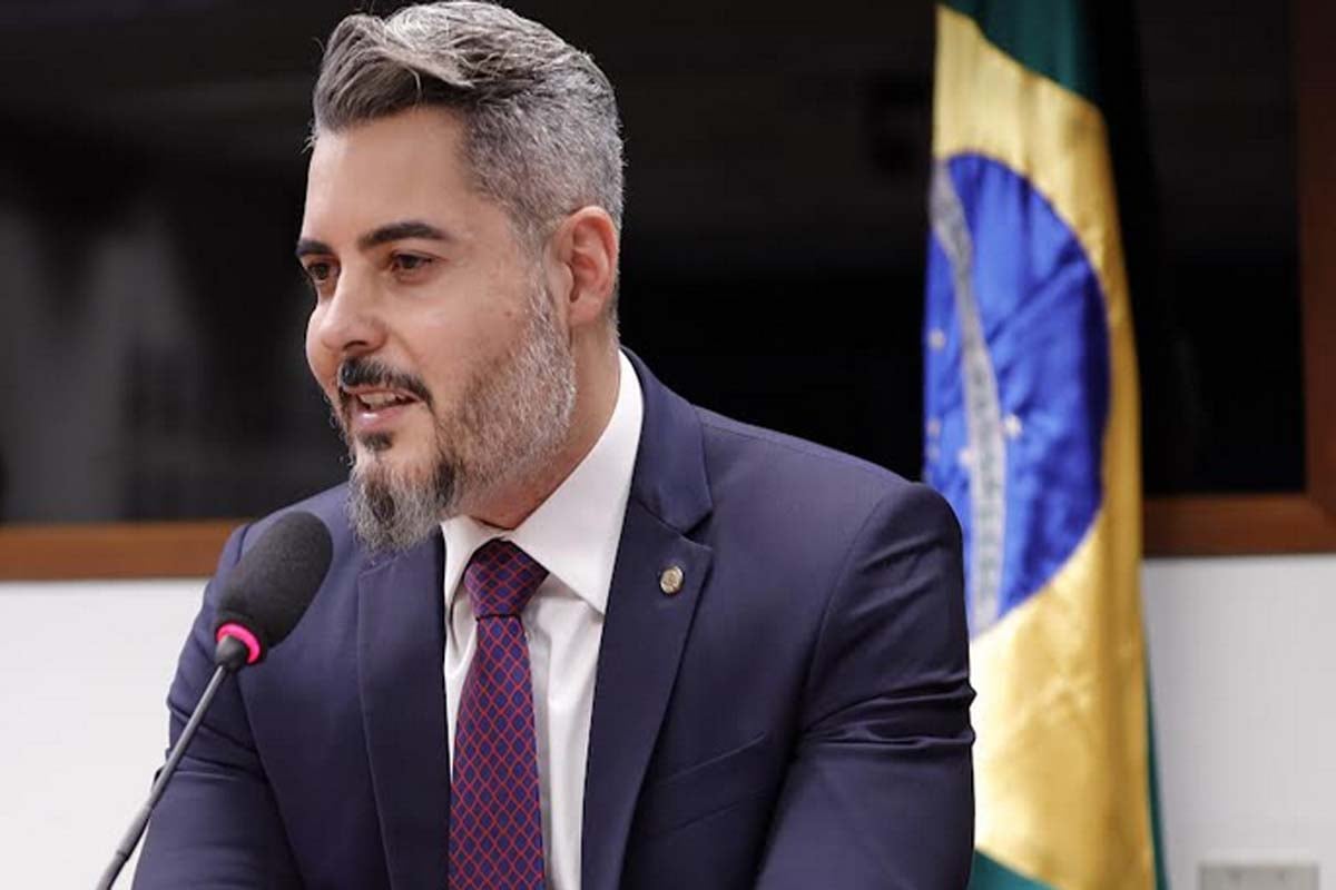 Thiago Flores assina PEC pela aposentadoria especial de professores da educação infantil 