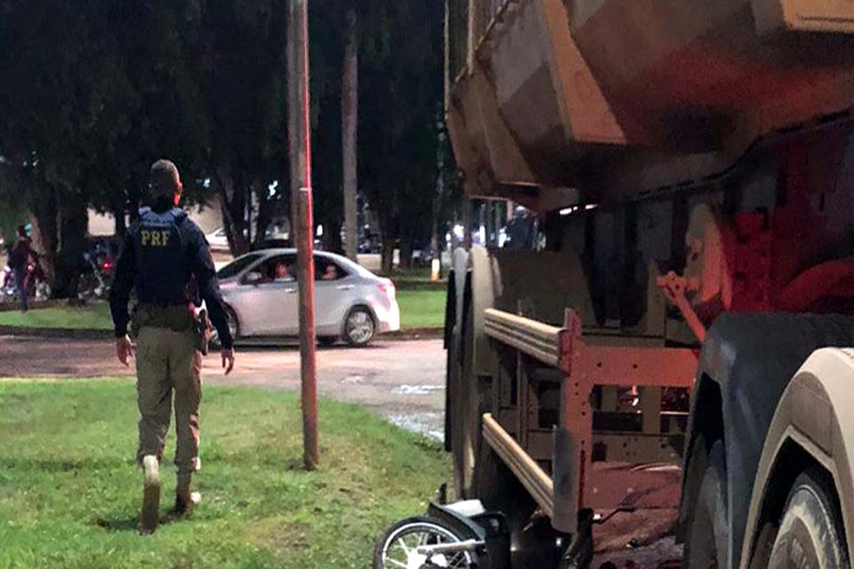 Motocicleta é esmagada por carreta na BR 364 em Jaru