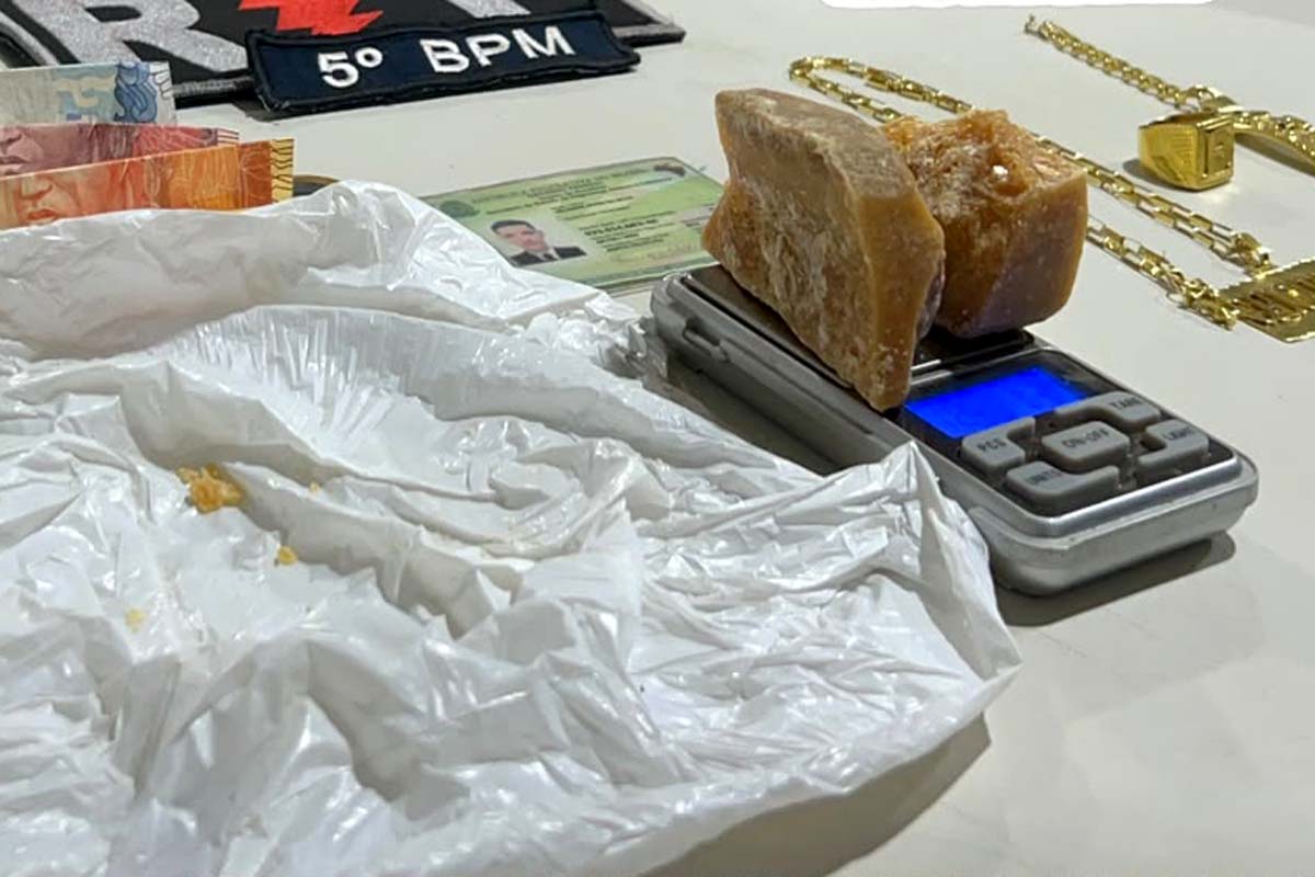 Homem é preso com crack e balança de precisão após tentar fugir da PM