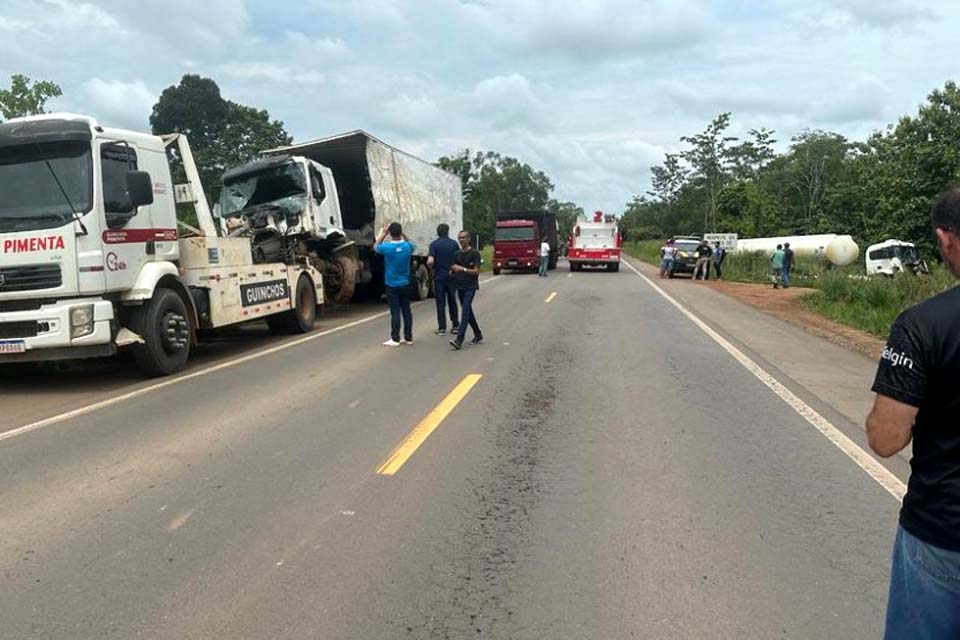 Acidente envolvendo três caminhões deixa uma vítima ferida na BR-364