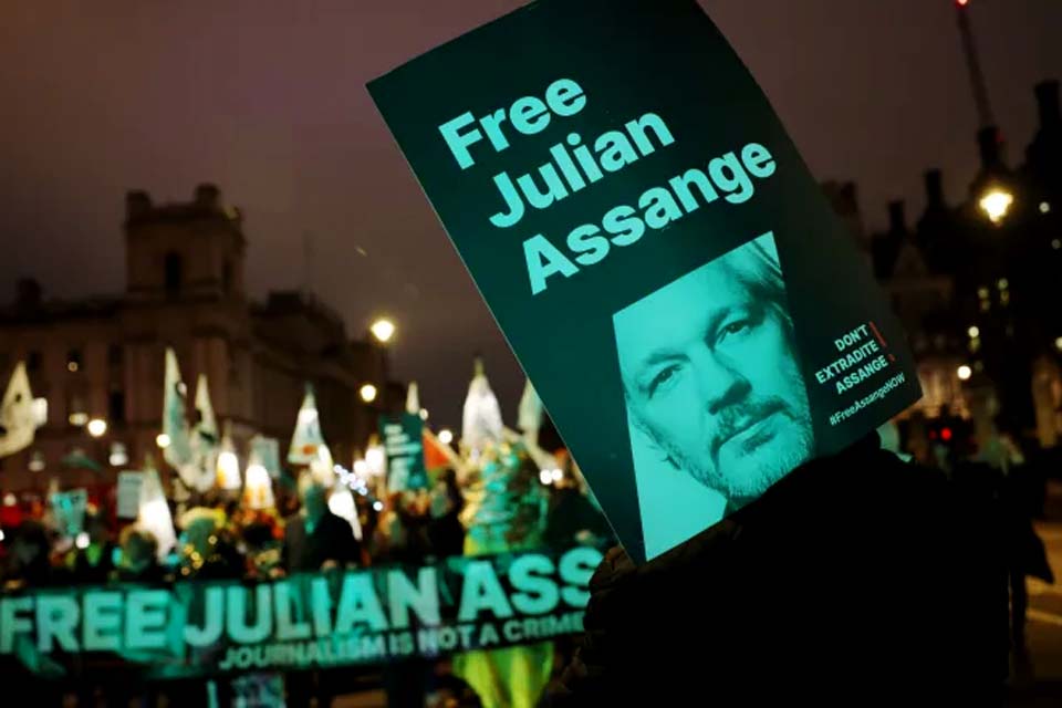 Justiça britânica adia extradição de Julian Assange aos Estados Unidos
