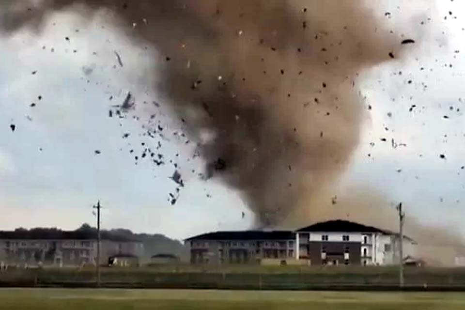 Tornado provoca morte e destruição no sul do estado de Indiana, nos Estados Unidos 