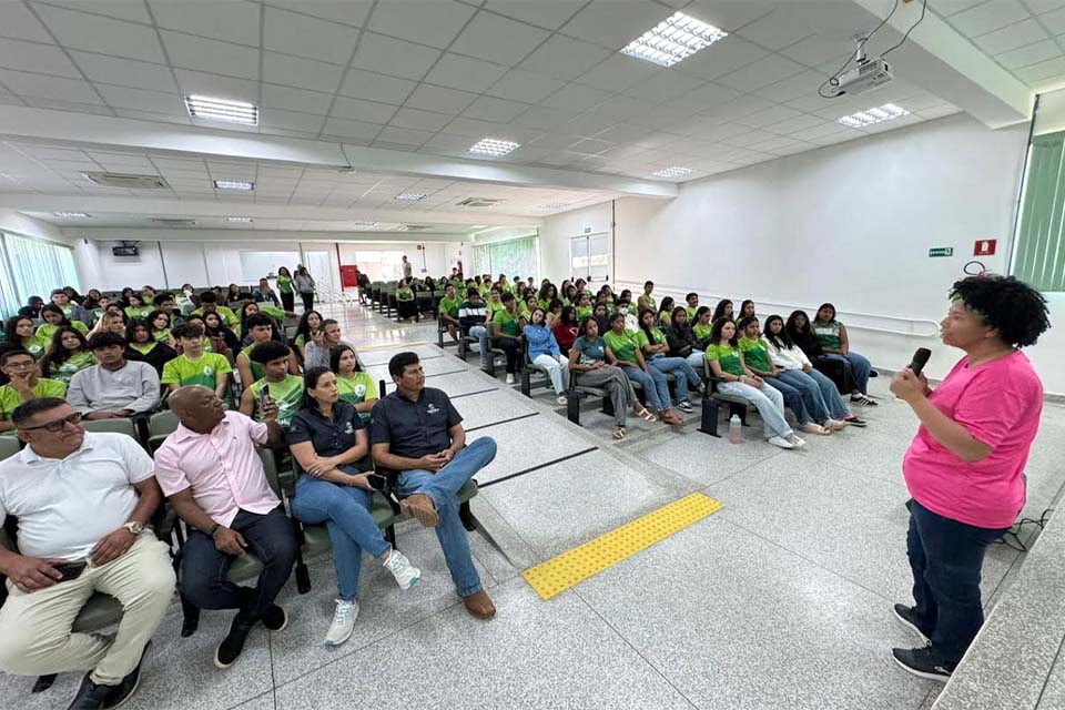 Deputada Sílvia Cristina leva palestra do Outubro Rosa para Guajará-Mirim e participa de reuniões