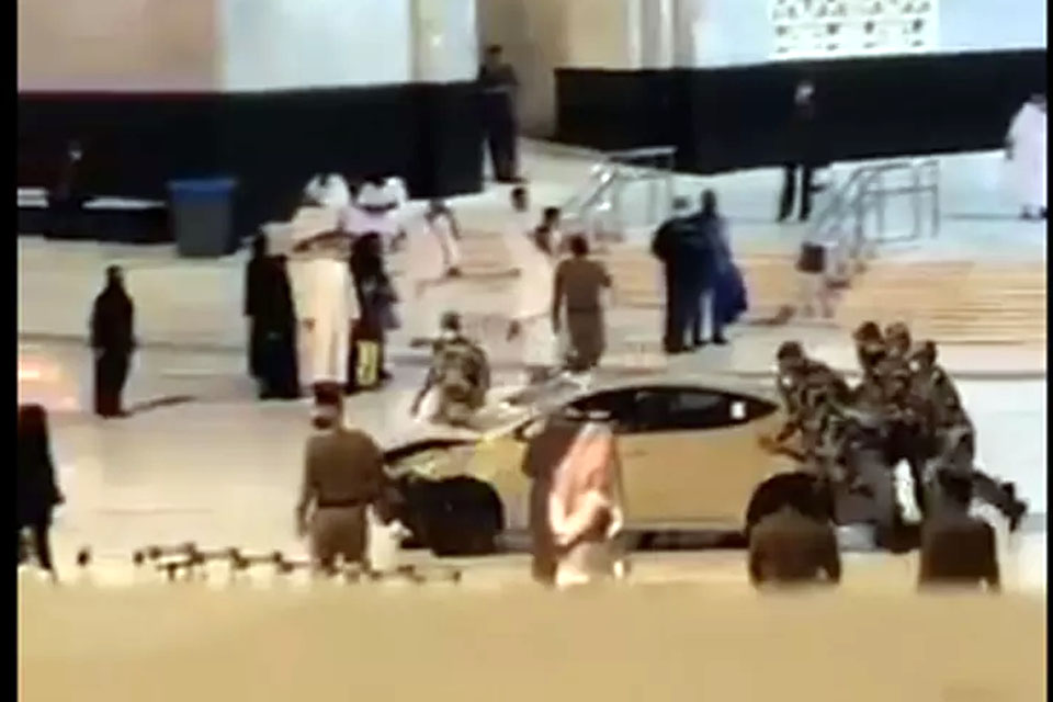 Carro invade Grande Mesquita, em Meca, na Arábia Saudita