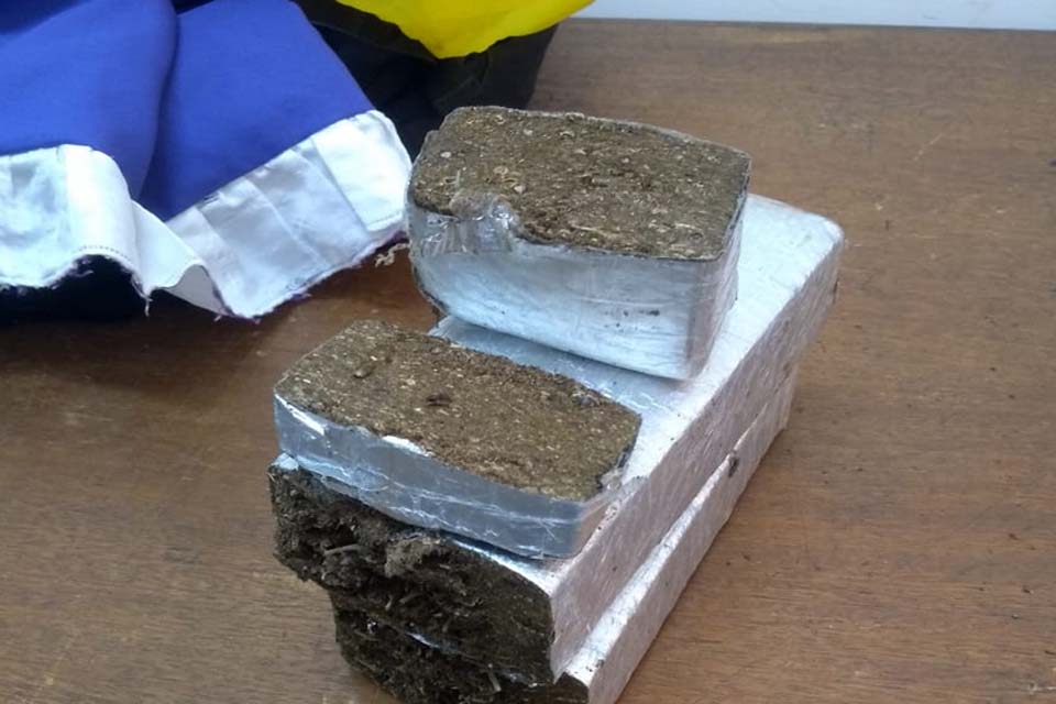 Mulher é presa pela PM com dois tabletes de maconha na garupa de moto táxi