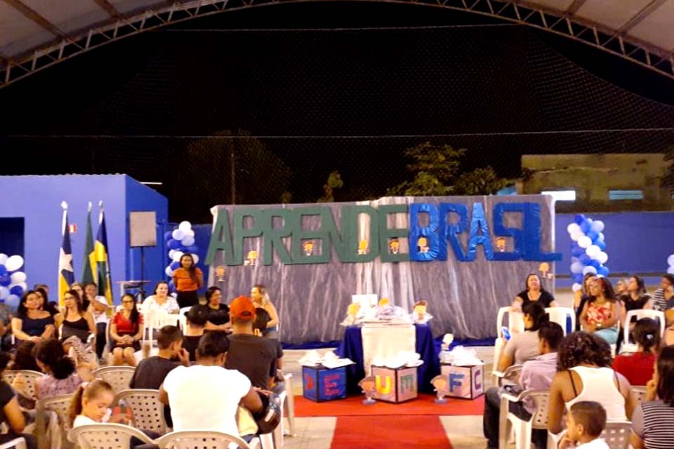 Reunião pedagógica realizada pela escola municipal Jean Carlos Muniz reúne centenas de pais e responsáveis