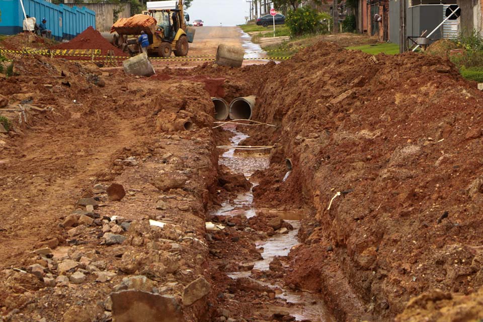 Prefeitura realiza obra de drenagem na rua Rio Branco