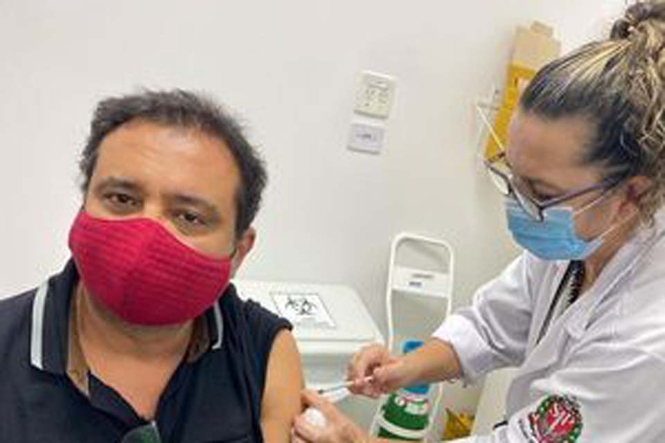 Geraldo Luís é vacinado contra a covid: 