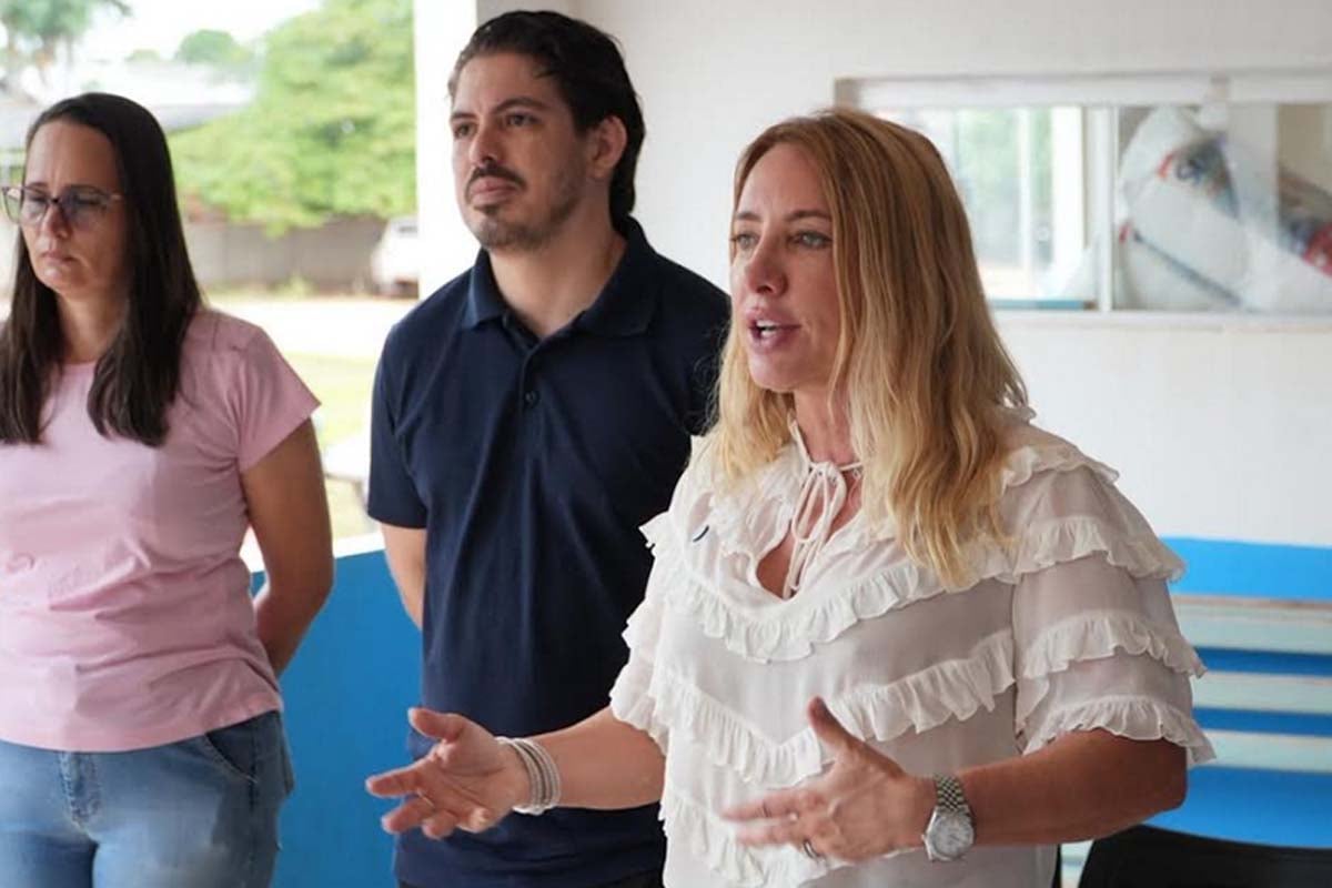 Ieda Chaves entrega van de R$ 300 mil e reforça a saúde de Primavera de Rondônia