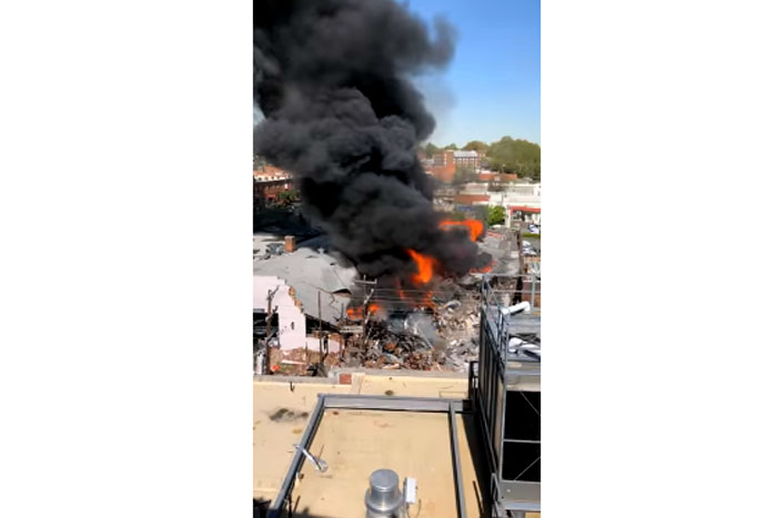 Vazamento de gás provoca explosão e bombeiros tentam apagar fogo