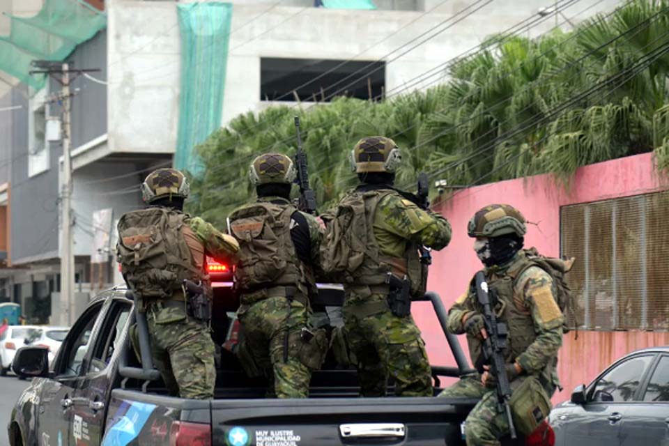 Três presos fogem de prisão comandada pelo Exército no Equador