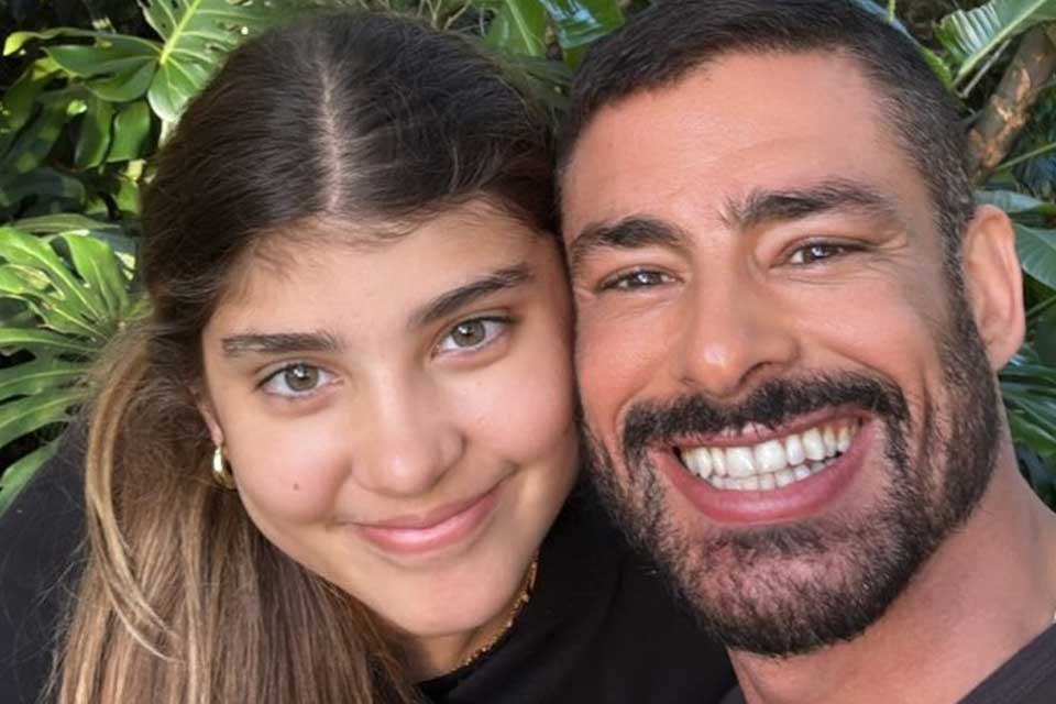“Dá uma dor na lombar…”: Cauã Reymond brinca sobre rotina como pai de menina