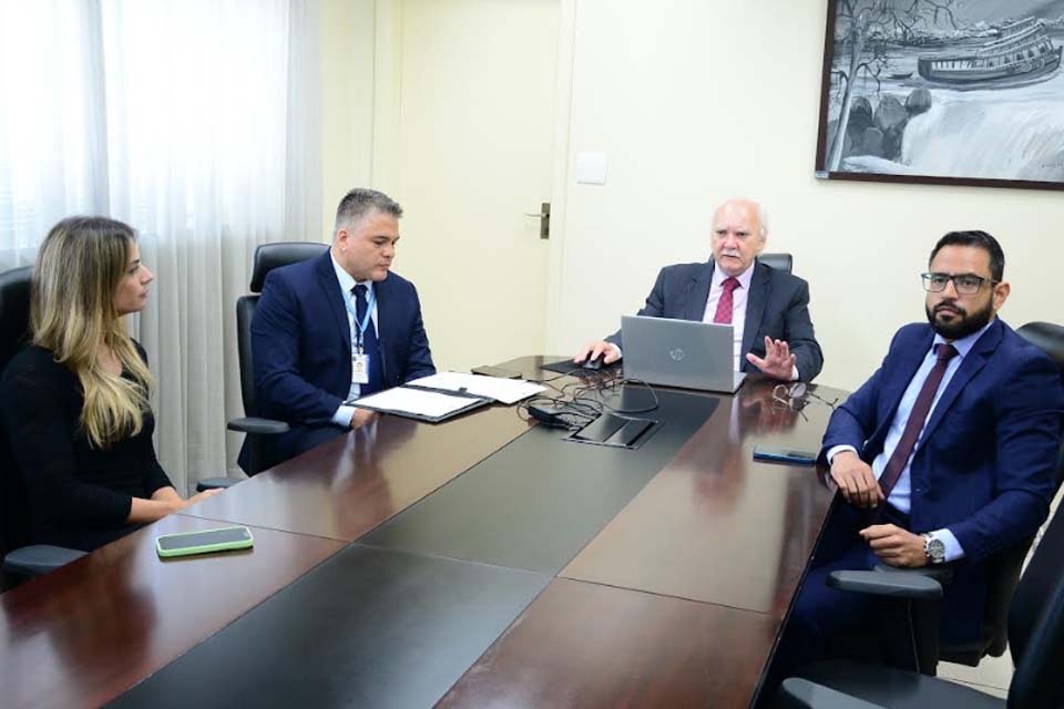 Presidência do TRT-14 dá posse a juízes da Vara do Trabalho de Colorado do Oeste