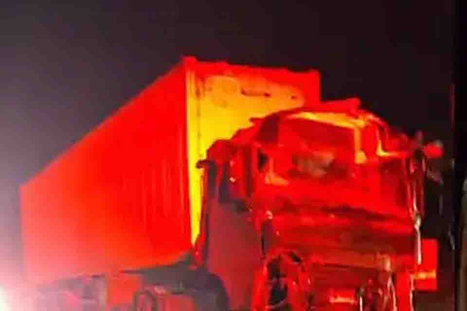 Caminhão colide com ônibus na “Curva da Morte” na BR-364 